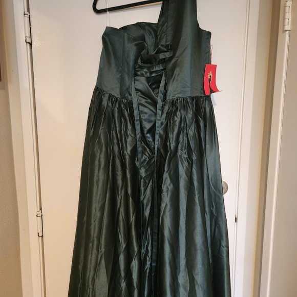 Size 16 Emerald Green Formal Gown - Picture 2 of 3